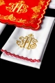 Czerwony komplet bielizny kielichowej z haftem IHS - KDT/5025/02 - HAF KDT/5025/02 - Dewocjonalia P.H. Jakóbczak - Katolicki sklep liturgiczny i hurtownia