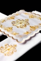 Biały komplet bielizny kielichowej z haftem IHS i kielichem eucharystycznym - KDT/5025/04 - HAF KDT/5025/04 - Dewocjonalia P.H. Jakóbczak - Katolicki sklep liturgiczny i hurtownia