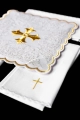 Biały komplet bielizny kielichowej z haftowanym krzyżem - KDT/5028/04 - HAF KDT/5028/04 - Dewocjonalia P.H. Jakóbczak - Katolicki sklep liturgiczny i hurtownia