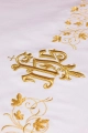 Złoty obrus ołtarzowy z haftem IHS, 150 x 300 cm - S-8851-04 150*300 - HAF S-8851-04 150*300 - Dewocjonalia P.H. Jakóbczak - Katolicki sklep liturgiczny i hurtownia