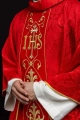 Ornat czerwony z haftem IHS na ozdobnej tkaninie - KOR/268/02/67 - HAF KOR/268/02/67 - Dewocjonalia P.H. Jakóbczak - Katolicki sklep liturgiczny i hurtownia