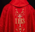Ornat czerwony z haftem IHS na ozdobnej tkaninie - KOR/268/02/67 - HAF KOR/268/02/67 - Dewocjonalia P.H. Jakóbczak - Katolicki sklep liturgiczny i hurtownia