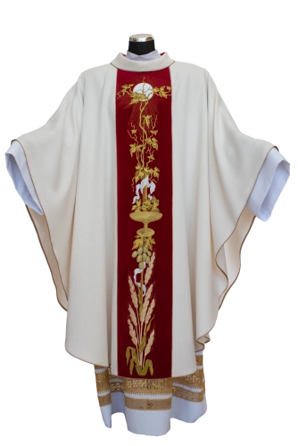 Ornat ecru z haftem eucharystycznym, czerwony pas