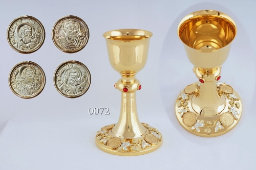 6fdec43d92c37c052463c7249a23733651538244 Kielich - nodus 5 czerw, kamieni, medaliony 4 ewangelistów selektywne Au
