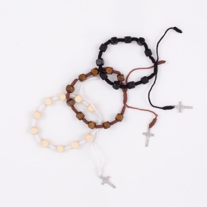 Bransoletka dziesiątka różańca - krzyżyk Św. Benedykta